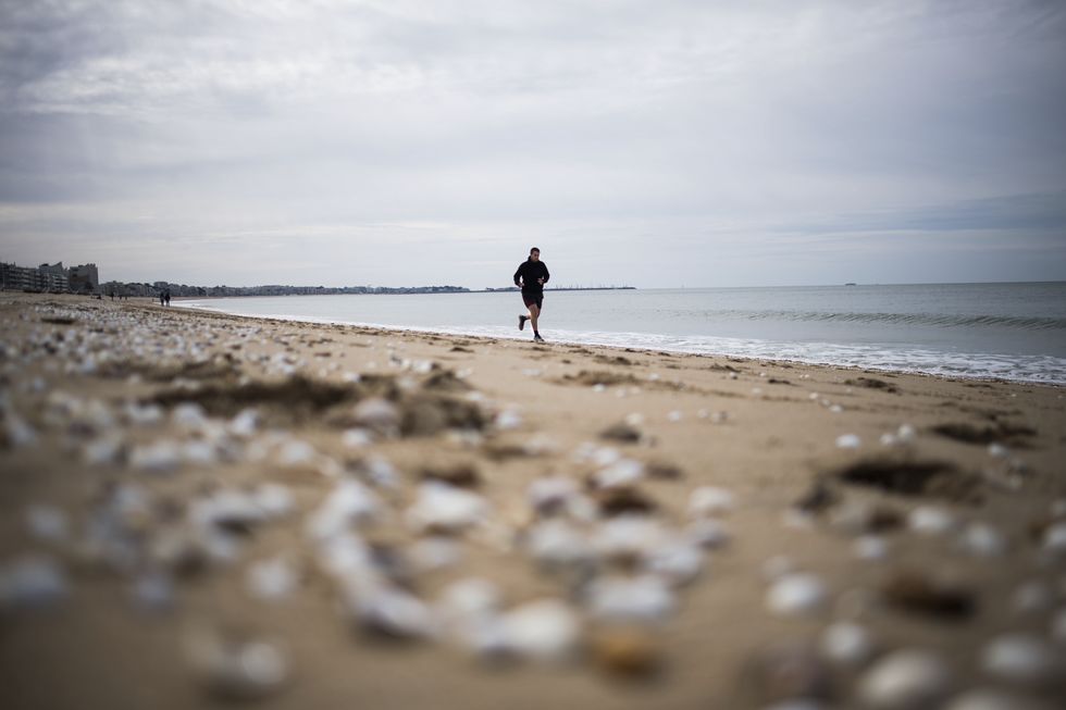 França reabre praias para banho e esporte