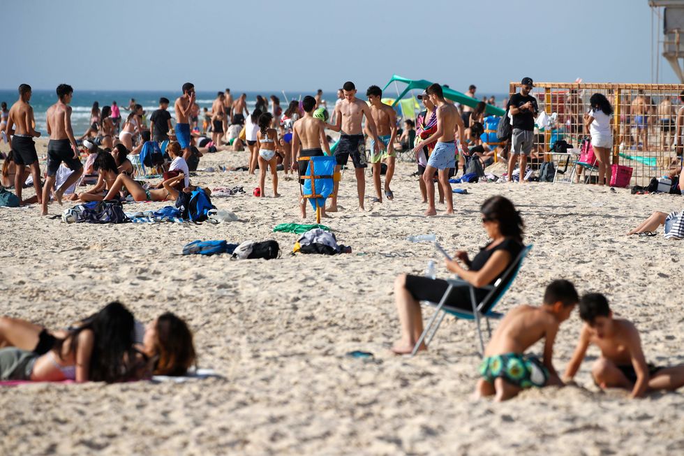 Israelenses voltam a aproveitar as praias