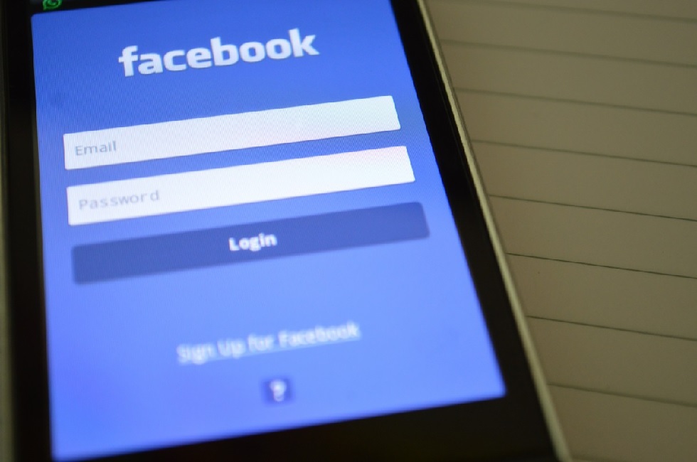 Após nova ordem, Facebook cumpre bloqueio de perfis