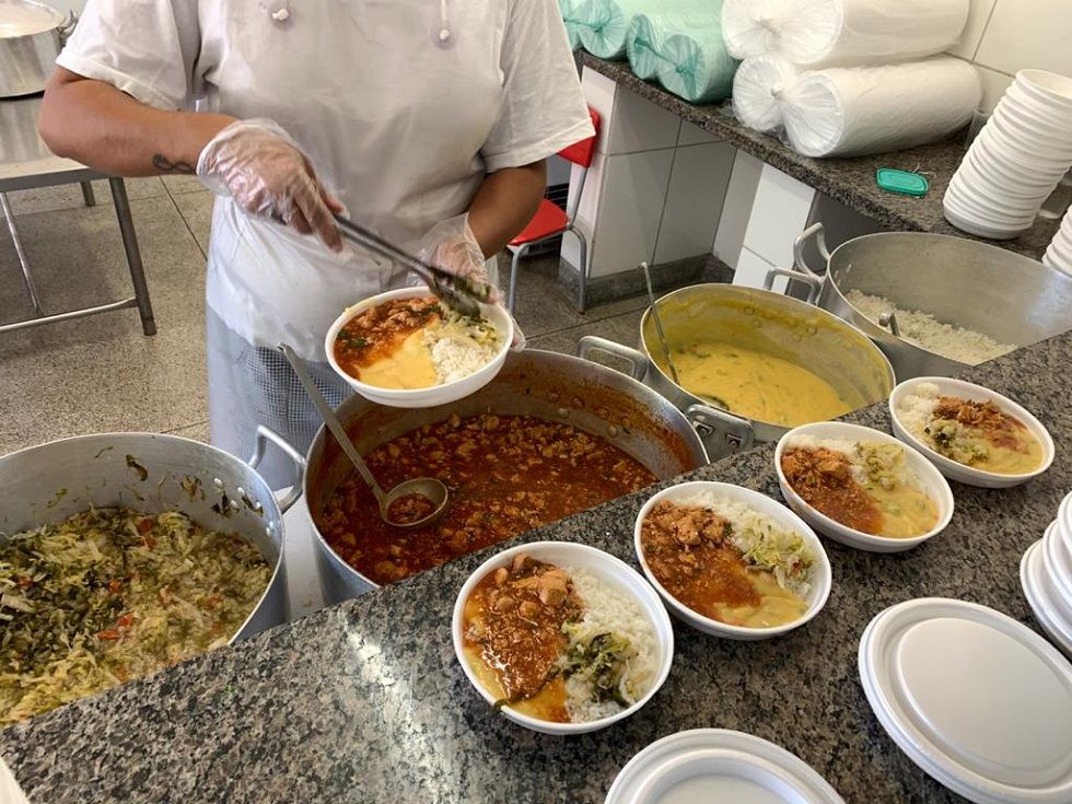 Merenda é distribuída por meio de marmitex e segue o mesmo cardápio da escola. Crédito da foto: Divulgação / Prefeitura de Iperó