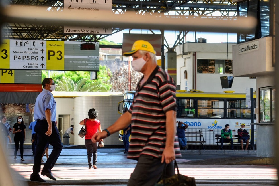 Usuários circulam com máscaras no terminal Santo Antônio, em Sorocaba.