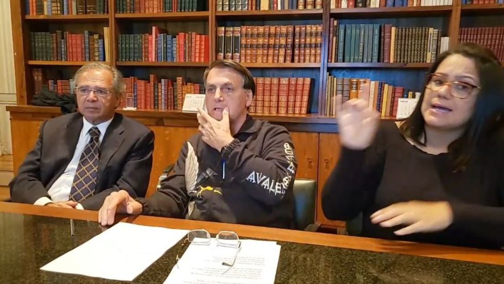 Bolsonaro diz que estuda parcelas menores do auxílio