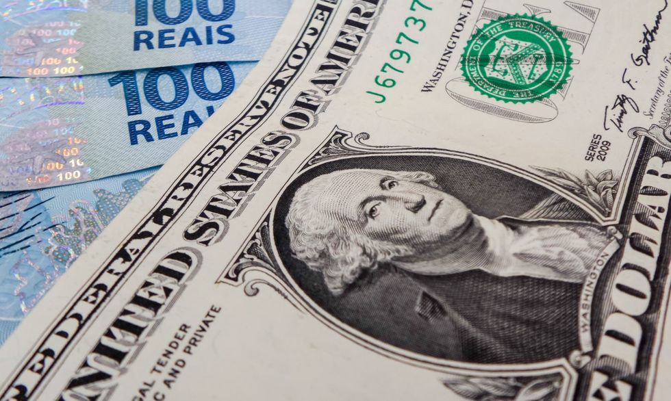 Dólar fica abaixo de R$ 5 na 1ª vez desde março
