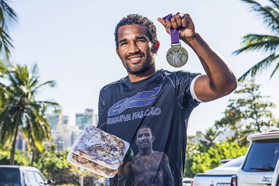 Esquiva Falcão protesta leiloando medalha