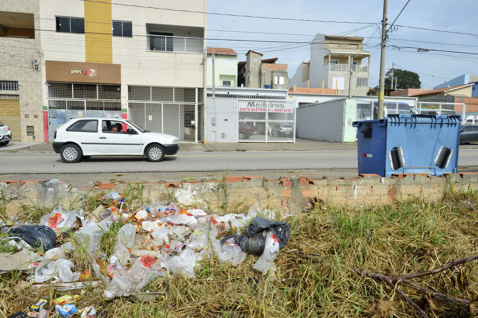 Lixo em calçadas gera transtornos