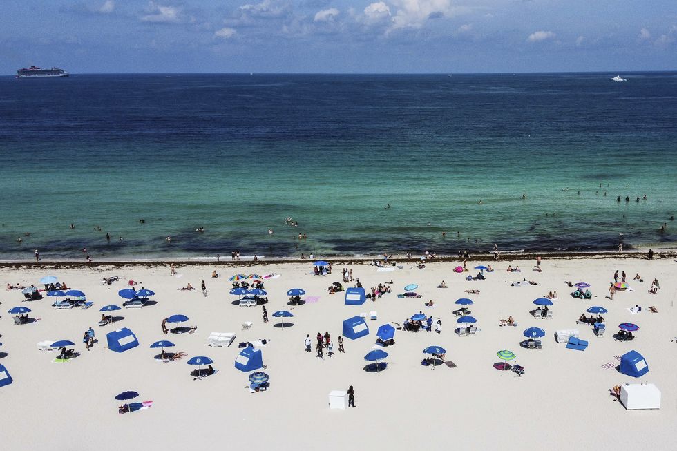 Sem turistas, Miami reabre praias