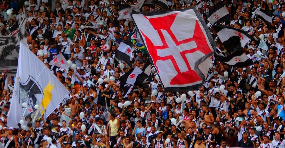 Torcedores mantêm identidade com clubes