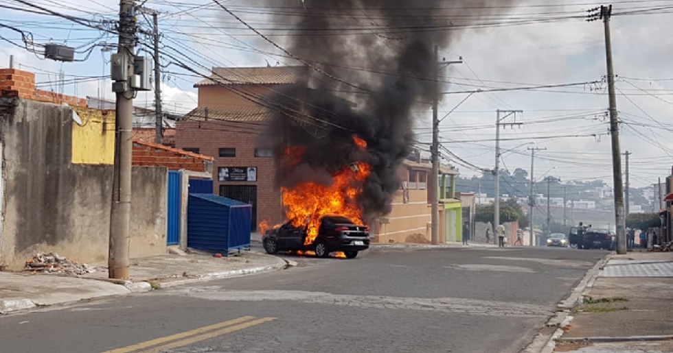Motorista escapa ilesa de carro em chamas no Jardim Serrano II