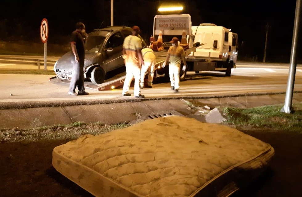 Motorista bate carro após “atropelar” colchão na Raposo Tavares