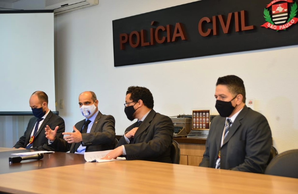 Delegados de Polícia Rodrigo Ayres, Wilson Negrão, Wesley de Paula e Fábio Martelini em coletiva de imprensa