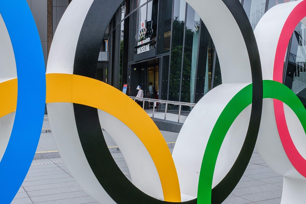 Símbolo olímpico em frente a um museu dos Jogos, em Tóquio. 