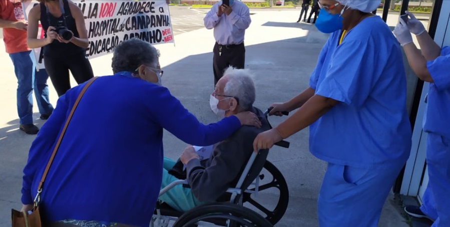 Paciente de 87 anos recebe alta hospitalar e ganha homenagem em Sorocaba