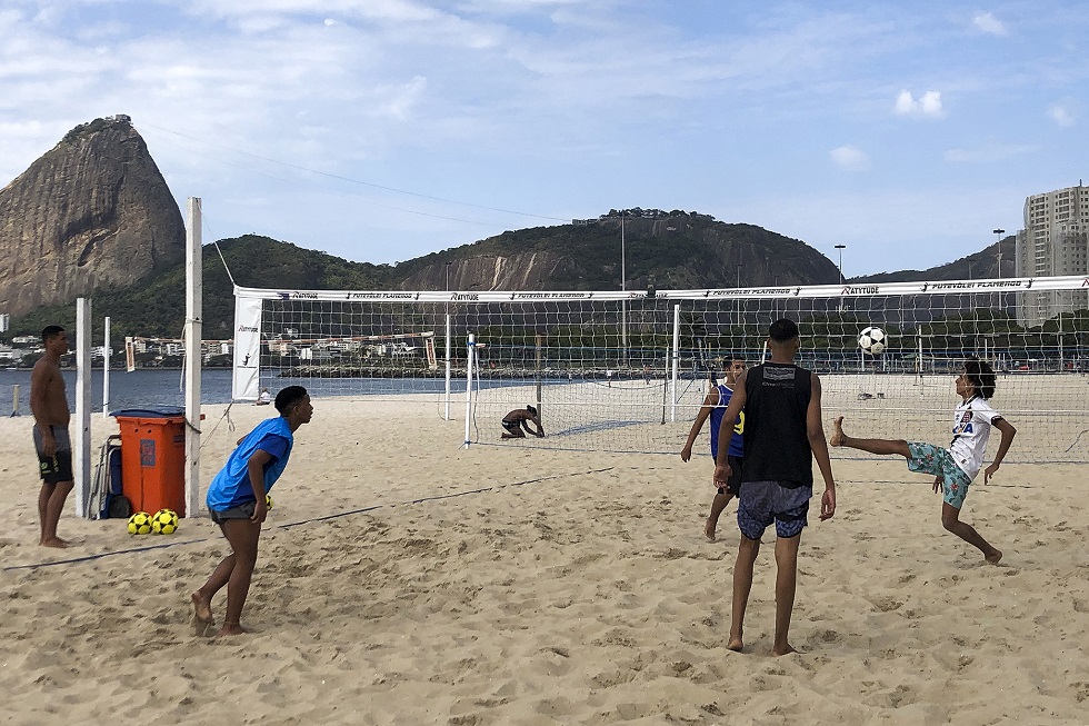 Guarda municipal retira cerca de 400 pessoas das praias do Rio