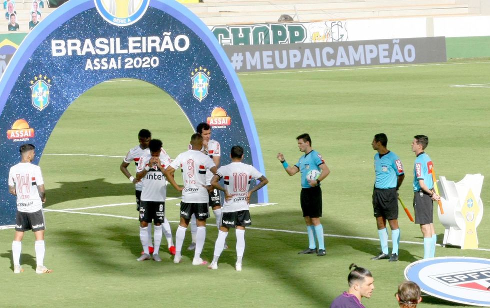 Com dez atletas positivados, Goiás começa mal o Brasileirão