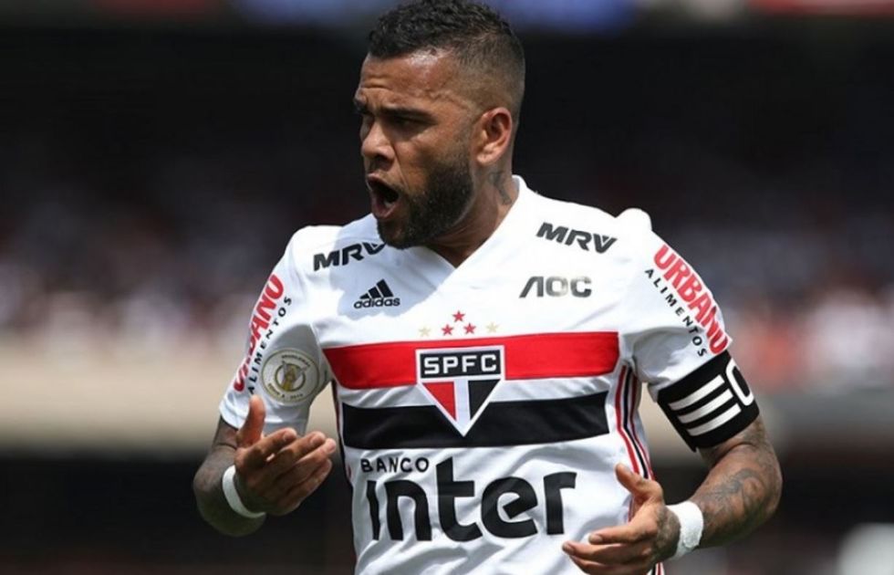 Daniel Alves pode voltar à lateral-direita no São Paulo