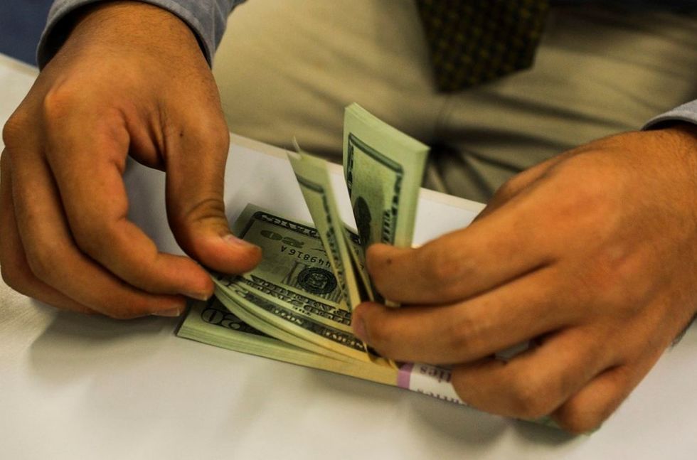 Dólar acumula queda de 7% em novembro