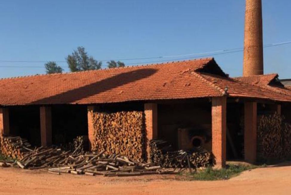 O barro nas mãos do oleiro Sola