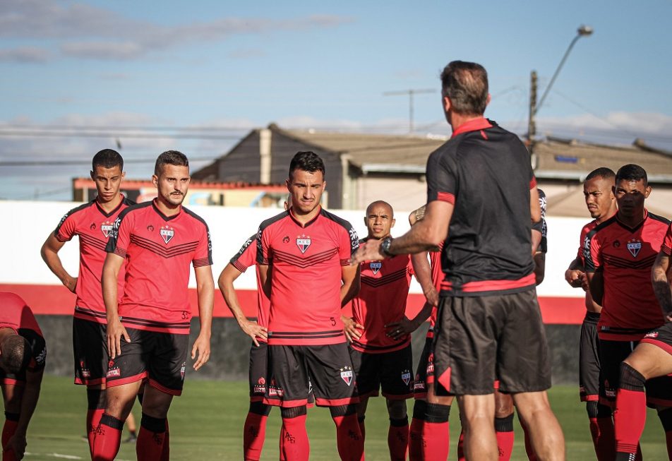 Covid-19 tira quatro jogadores do Atlético-GO para o duelo contra o Flamengo