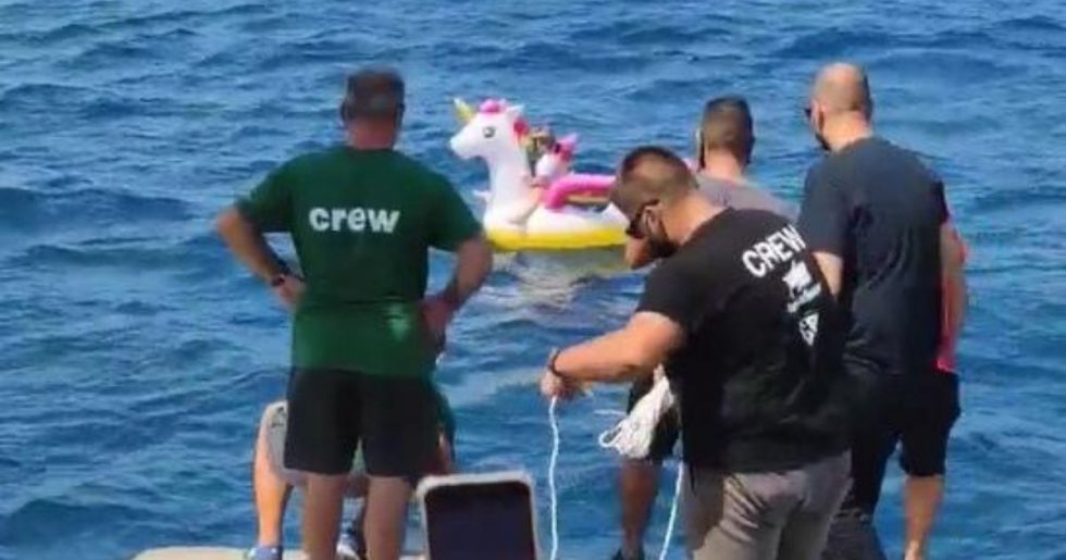 Criança é resgatada em alto-mar por tripulantes de balsa na Grécia