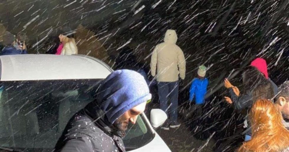 Turistas lotam regiões serranas de SC e RS para ver neve