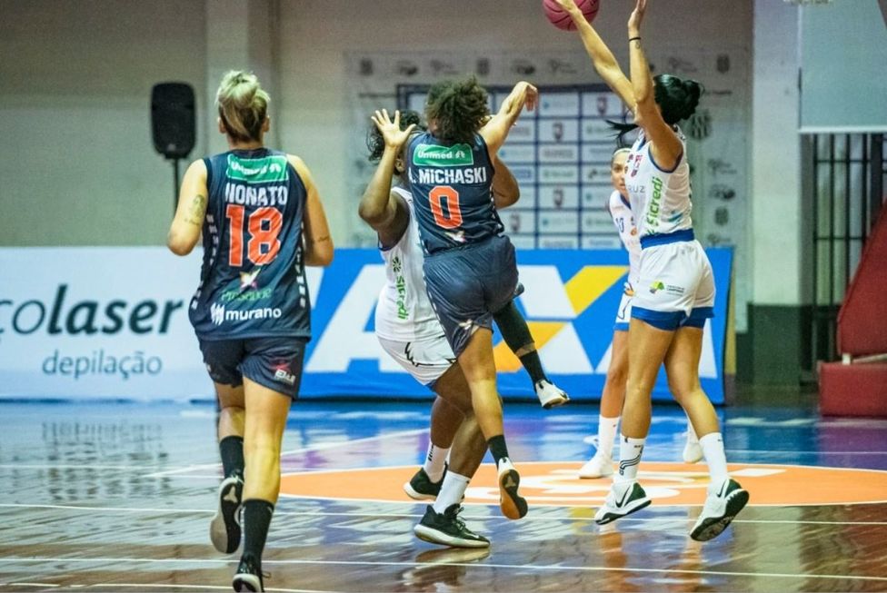 Basquete feminino volta após seis meses