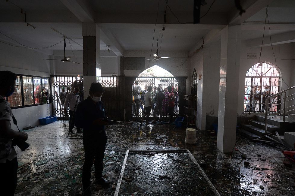 Explosão mata 16 fiéis que oravam em mesquita