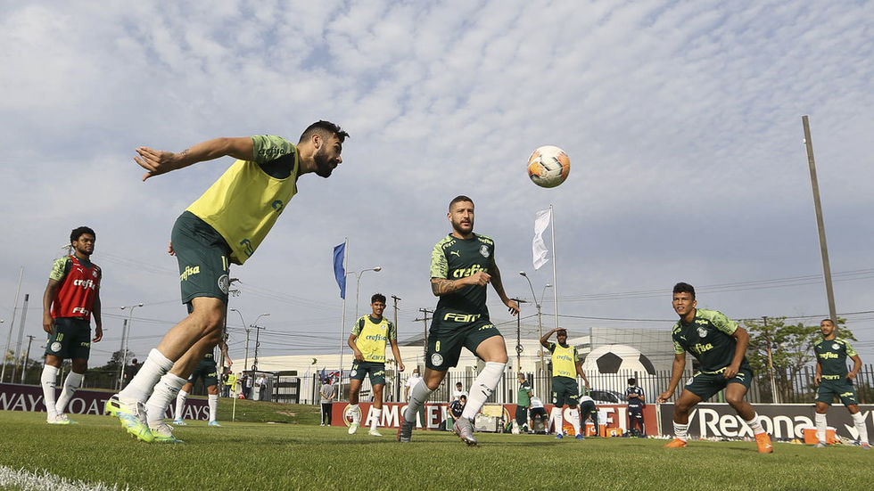 Palmeiras chega ao Paraguai e treina