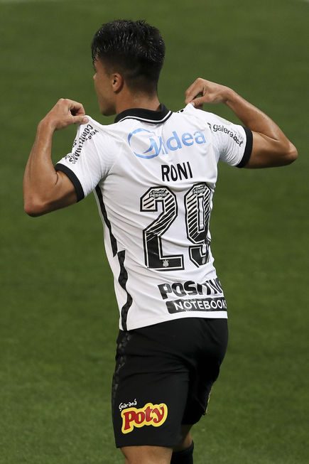 Roni comemora seu 1º gol pelo Timão