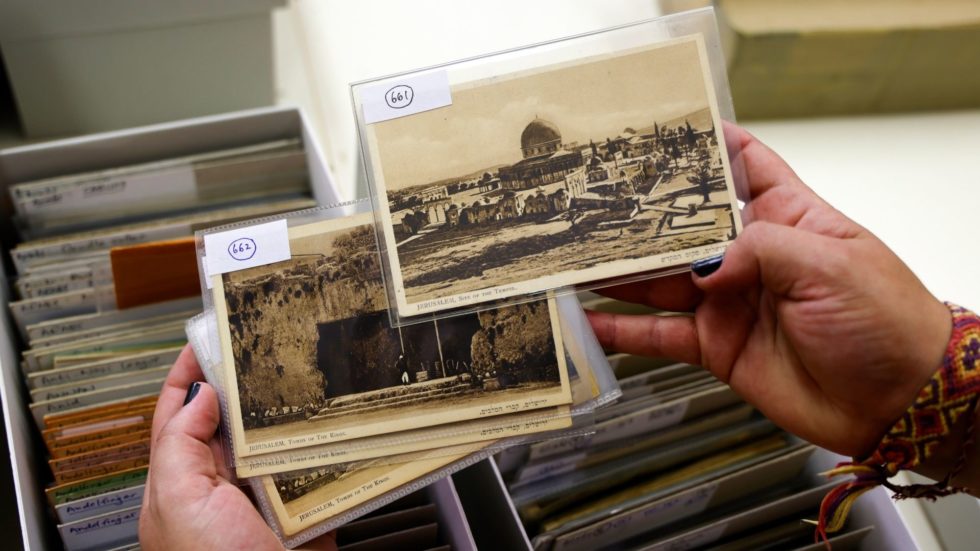 Colecionador doa 130 mil postais históricos da Terra Santa