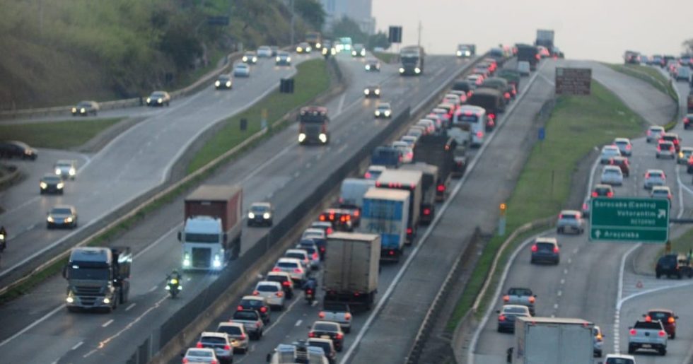 Acidente provoca 2 quilômetros de lentidão em trecho da Raposo Tavares