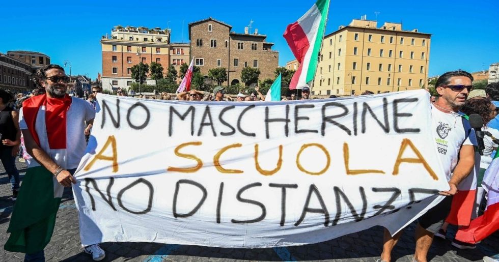 Mil pessoas protestam em Roma contra máscaras e vacinas