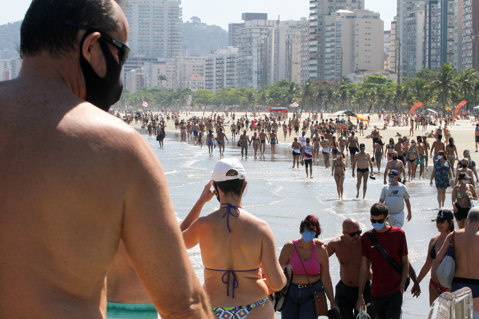 Praias de São Paulo voltam a ficar lotadas