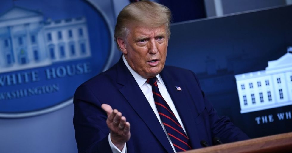 Trump pede demissão de repórter por publicar supostas críticas do presidente a veteranos