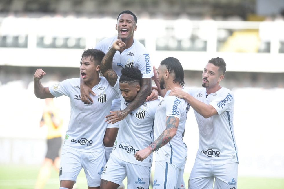 Santos vence Grêmio com gols de pênalti e sobe no Brasileirão