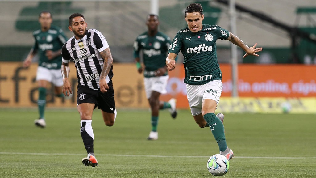 Legenda: Raphael Veiga (dir). marcou o primeiro gol do Palmeiras contra o Ceará
