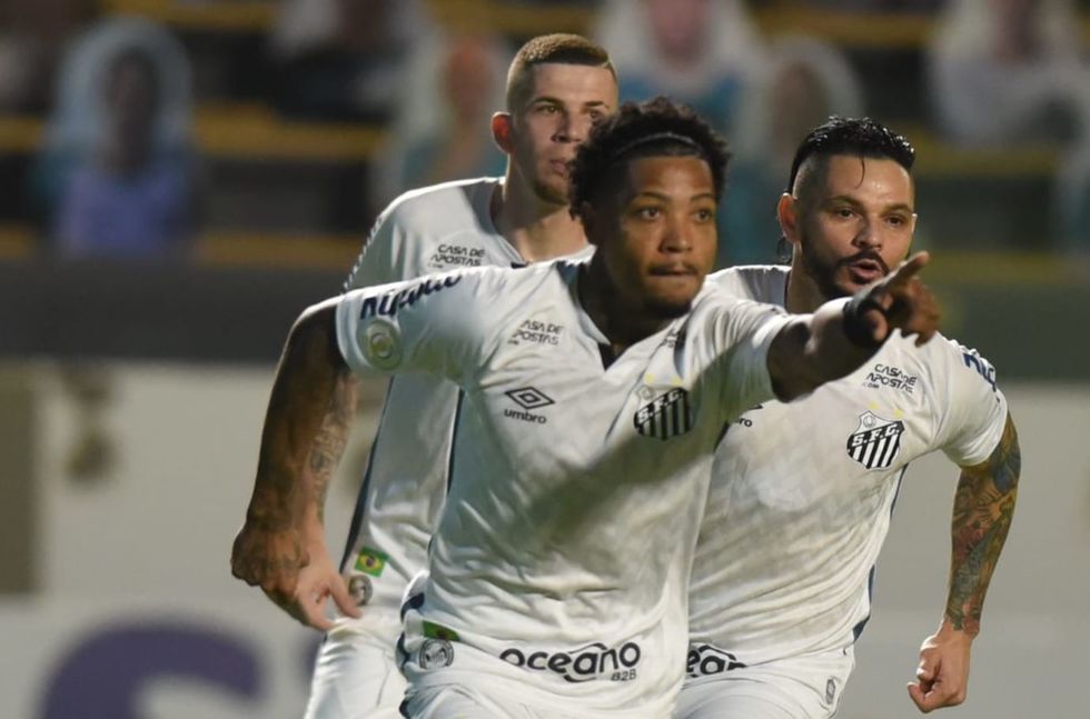 Santos enfrenta o Bahia por G4