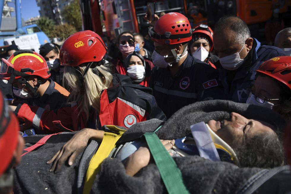Abalo sísmico provocou ao menos 39 mortes na Turquia e na Grécia