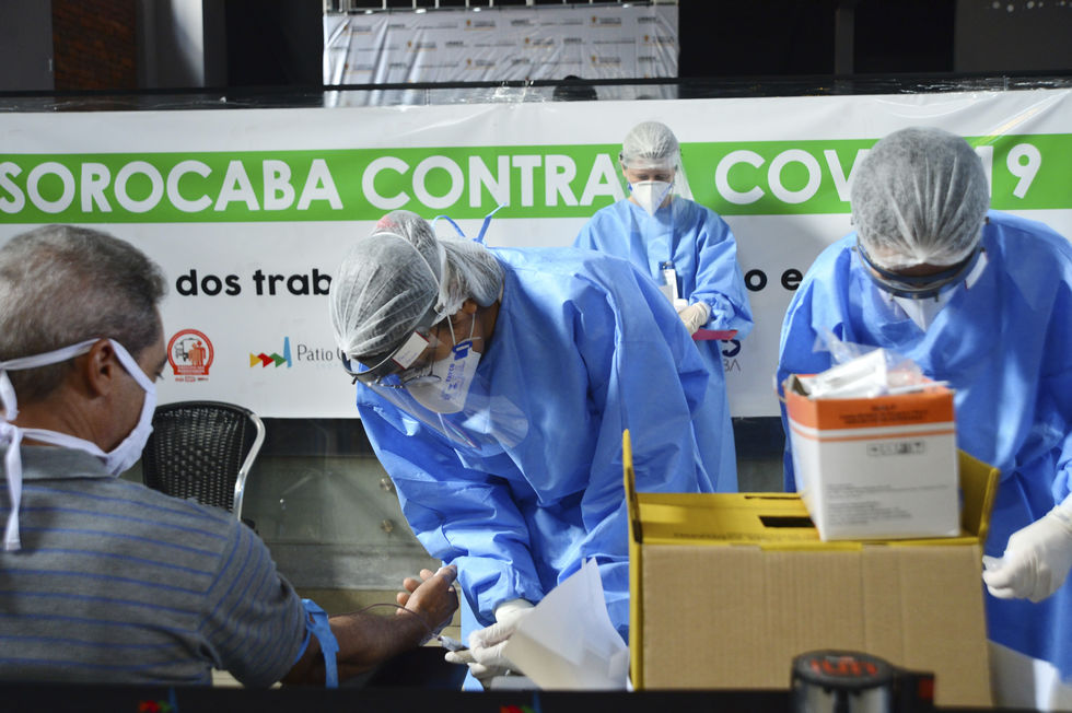 Passageiros fazem teste para coronavírus