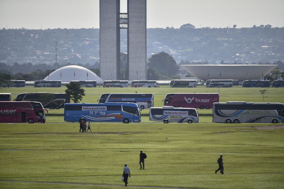 Bolsonaro diz que vai rever decreto sobre ônibus