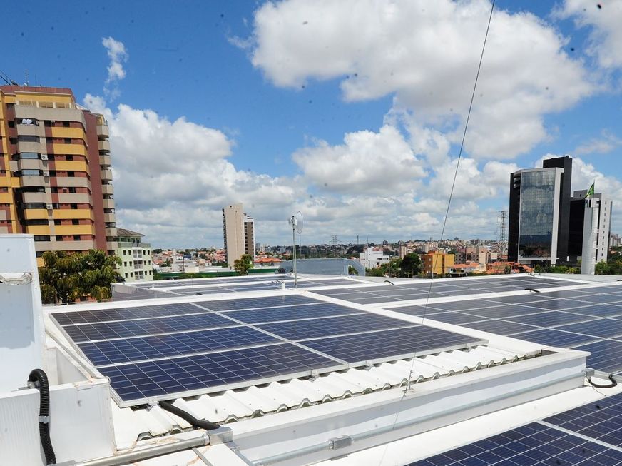 Condomínios investem em painéis solares