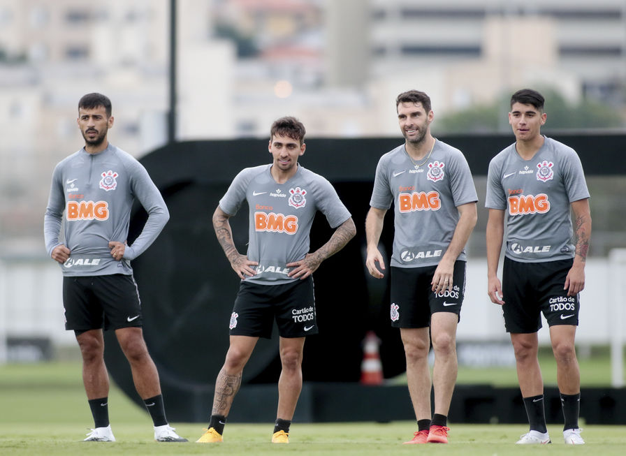 Corinthians treina para pegar o líder