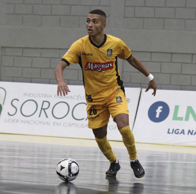 Leozinho, ala do Sorocaba, é eleito melhor jogador jovem de futsal do mundo, futsal