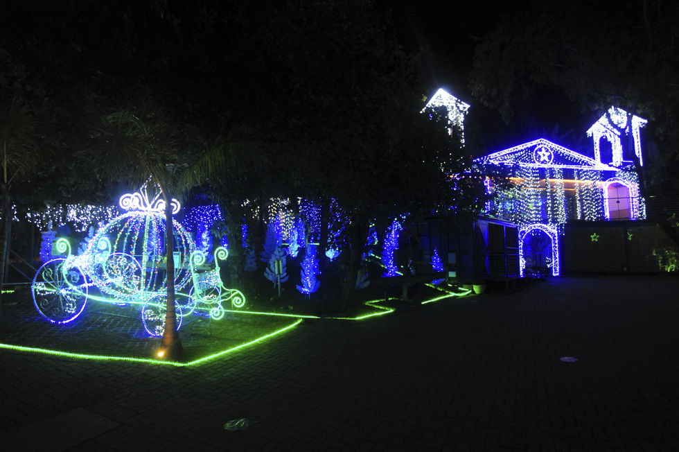 Decoração natalina é destaque e atrai olhares em diversos pontos da cidade