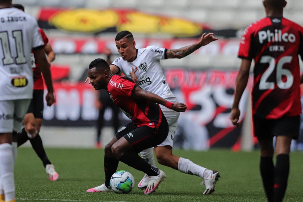 Galo bate Furacão e persegue Tricolor