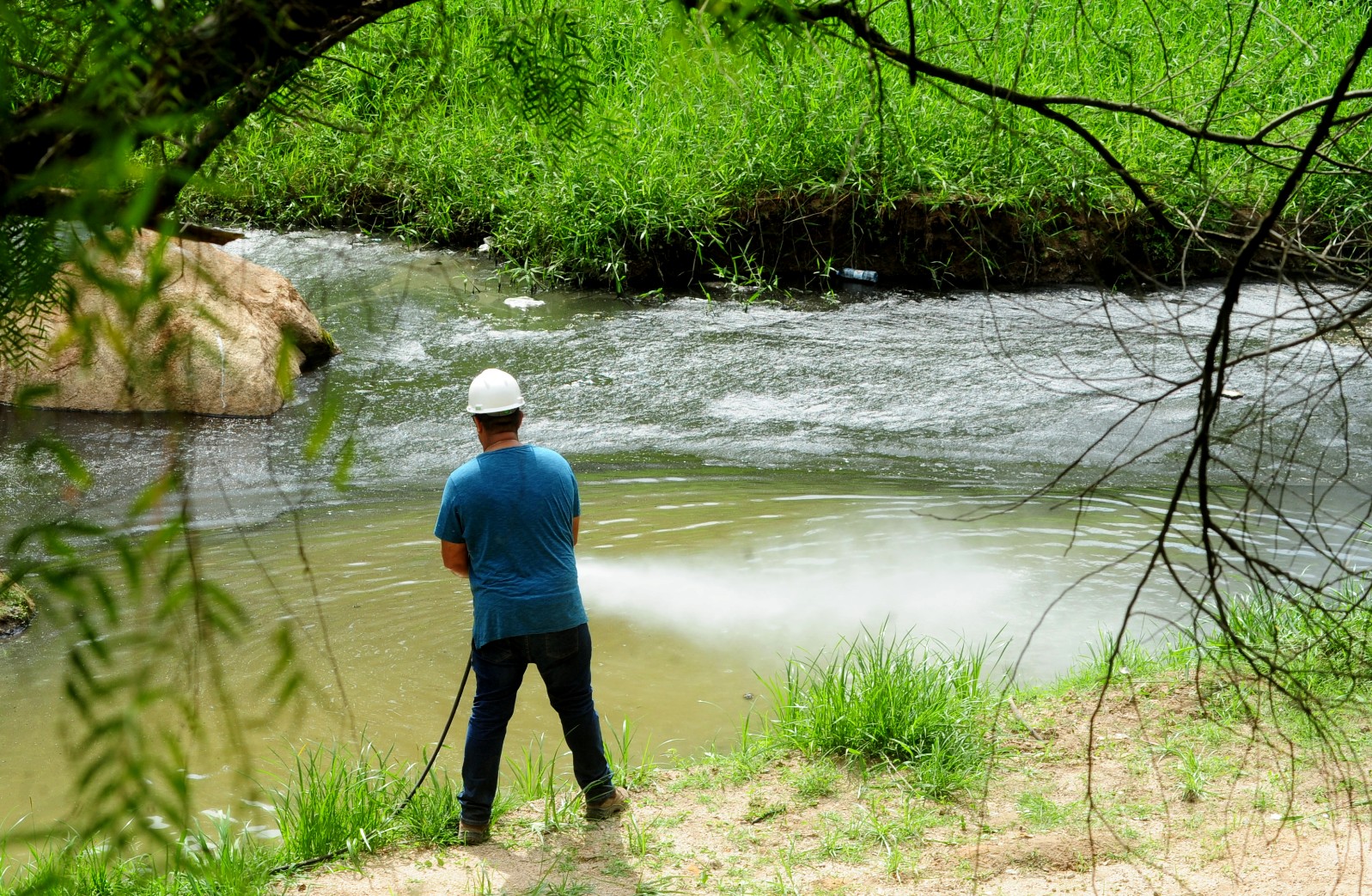 Funcionários do Saae continuam trabalho para retirar produto químico de lago no Campolim nesta sexta-feira (11). Crédito da Foto: Fábio Rogério (11/12/2020)