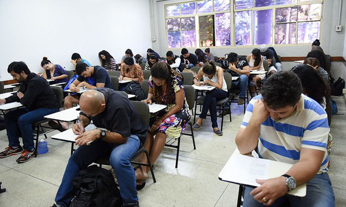 Sala com alunos em aplicação de prova. Crédito da foto: Divulgação/MEC