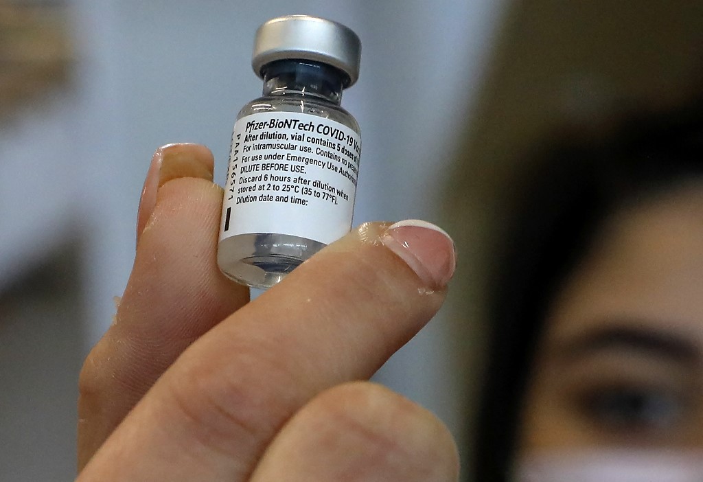 A vacina Pfizer é a primeira a conseguir o registro definitivo no Brasil. Crédito da foto: Ahmad Gharabli/AFP