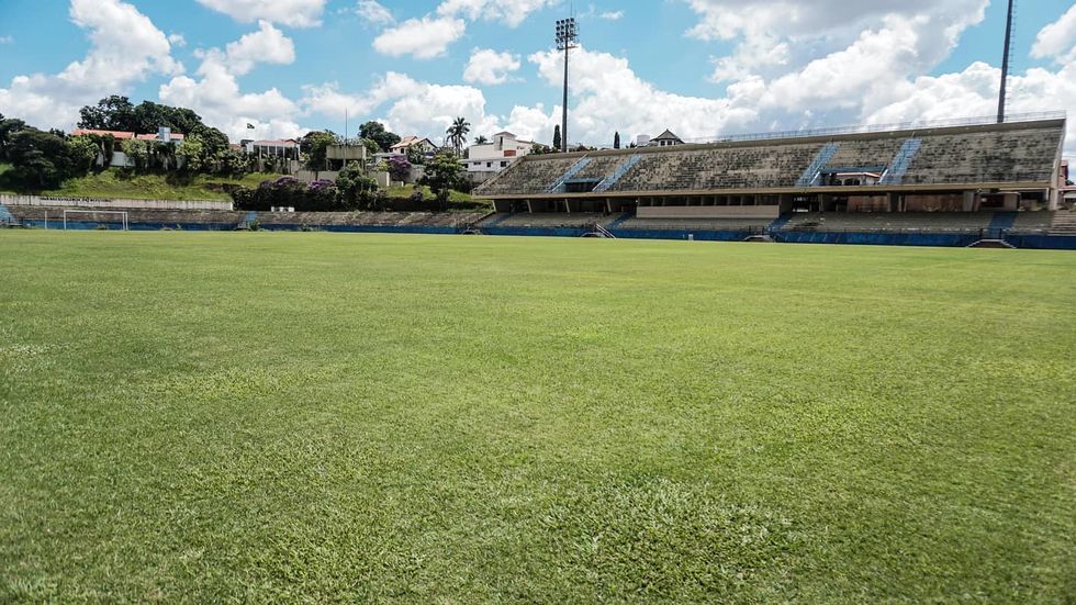 Estádio Walter Ribeiro recebe últimos ajustes neste sábado (27)