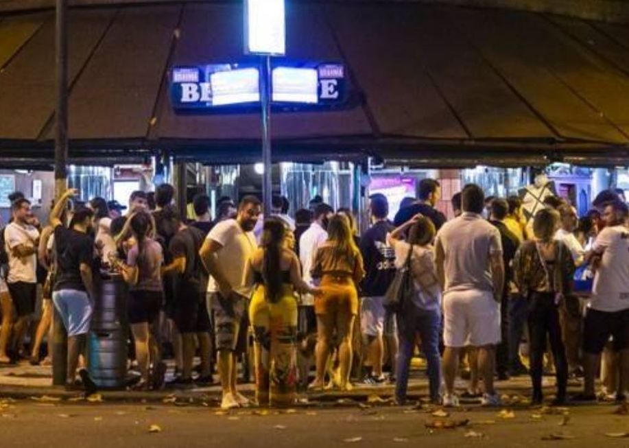 Paulistanos sem máscara lotam bares no sábado (6)