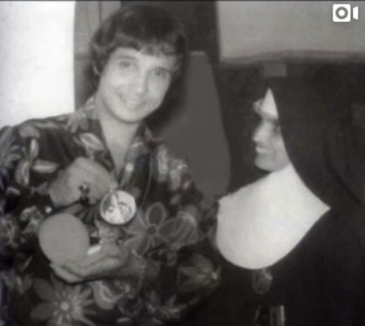Roberto Carlos homenageia irmã Fausta